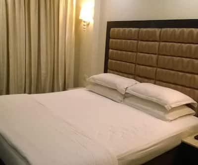 https://imgcld.yatra.com/ytimages/image/upload/t_hotel_yatra_city_desktop/v1434642830/Domestic Hotels/Hotels_New Delhi/Hotel Madhuban Managed By Peppermint/Suite_room2.jpg